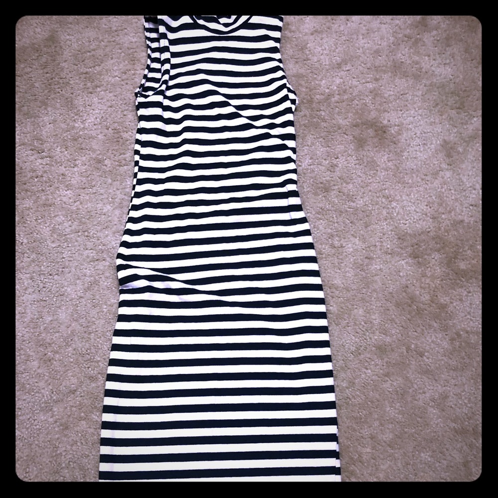 Cute stretchy black and white dress ❤️